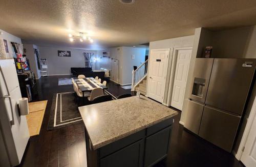 Commerce City House | Dia, Commerce city Reunion Stylish bedroom #2