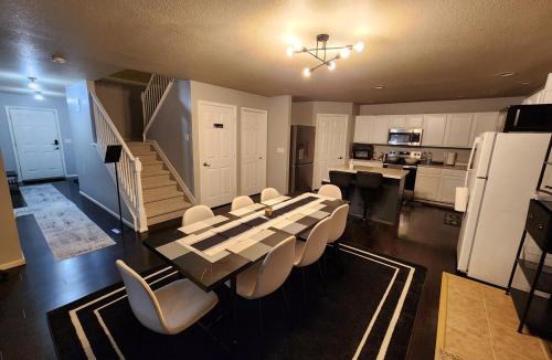 Commerce City House | Dia, Commerce city Reunion Stylish bedroom #2
