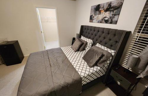 Commerce City House | Dia, Commerce city Reunion Stylish bedroom #2