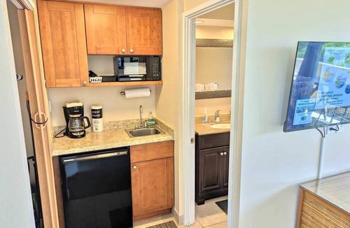 Diamond Head - Kapahulu - St. Louis Apartment | Diamond Head Beach - Large Studio - Queen Bed, Balcony, Ocean View, Ocean Access