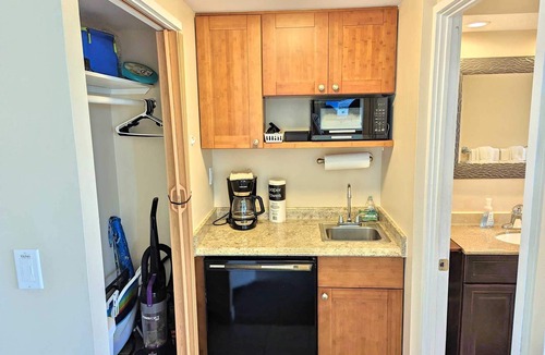 Diamond Head - Kapahulu - St. Louis Apartment | Diamond Head Beach - Large Studio - Queen Bed, Balcony, Ocean View, Ocean Access