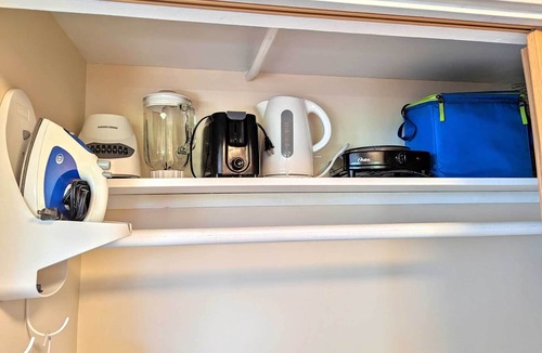 Diamond Head - Kapahulu - St. Louis Apartment | Diamond Head Beach - Large Studio - Queen Bed, Balcony, Ocean View, Ocean Access