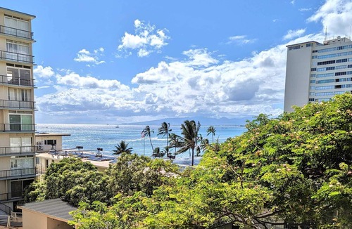 Diamond Head - Kapahulu - St. Louis Apartment | Diamond Head Beach - Large Studio - Queen Bed, Balcony, Ocean View, Ocean Access