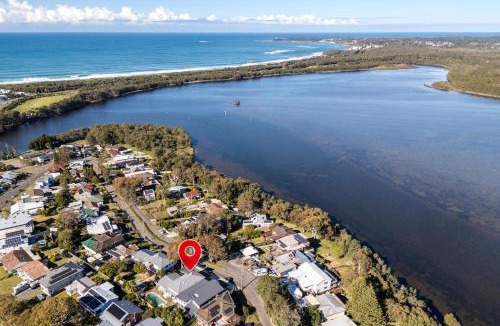 Budgewoi House | Diamond Head Manor - Pool, Water Views, Central