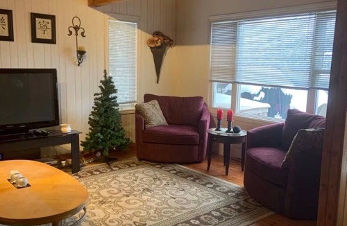 Highland Grove Cottage | Diamond Lake Delight