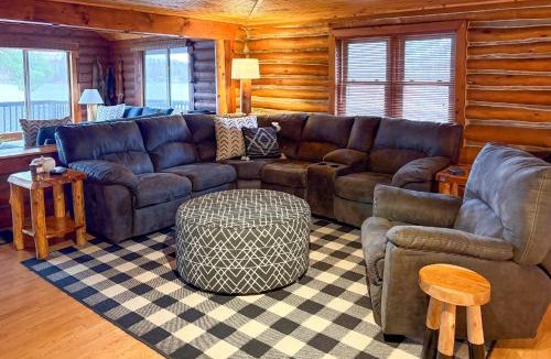 Tustin House | Diamond Lake Waterfront Cabin w/Deck + Dock!