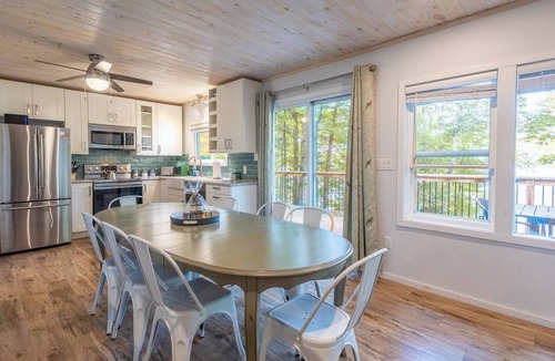 Hastings Highlands House | Diamond Lakehouse | SUP, Canoe, BBQ, Aurora Magic