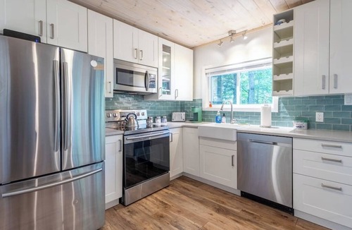 Hastings Highlands House | Diamond Lakehouse | SUP, Canoe, BBQ, Aurora Magic