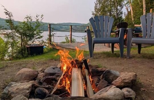 Hastings Highlands House | Diamond Lakehouse | SUP, Canoe, BBQ, Aurora Magic