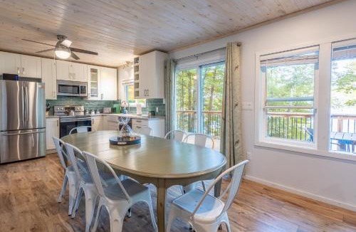 Hastings Highlands Apartment | Diamond Lakehouse | SUP, Canoe, BBQ, Aurora Magic