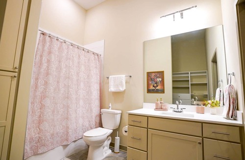 Lawrence Apartment | Diamond Suite - NEW Large 4bdrm/4bath Luxury Suite