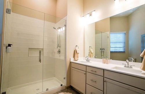 Lawrence Apartment | Diamond Suite - NEW Large 4bdrm/4bath Luxury Suite