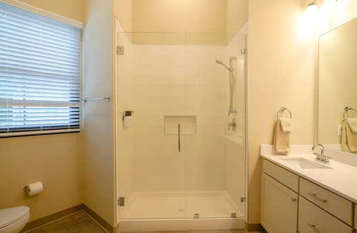 Lawrence Apartment | Diamond Suite - NEW Large 4bdrm/4bath Luxury Suite
