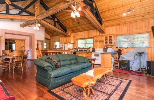 La Pine Cabin | DiamondStone Guest Lodges