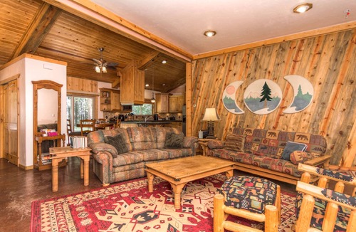 La Pine Cabin | DiamondStone Guest Lodges