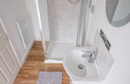 Crawley Cabin | Dickens suite close 15min from Gatwick