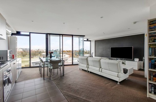 Melbourne Apartment | Digital Nomad Dreaming across from Albert Park