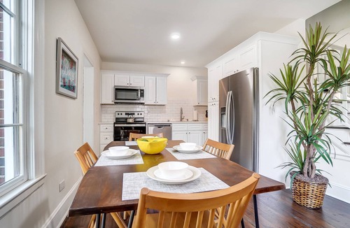 Dilworth House | Dilworth Cottage - Walk to Panthers Stadium and Uptown! Fire Pit, BBQ, & Pet Friendly + 15% Off!
