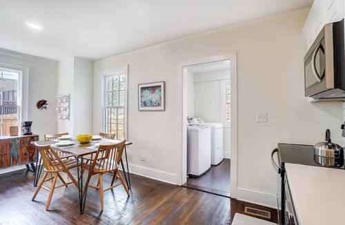 Dilworth House | Dilworth Cottage - Walk to Panthers Stadium and Uptown! Fire Pit, BBQ, & Pet Friendly + 15% Off!