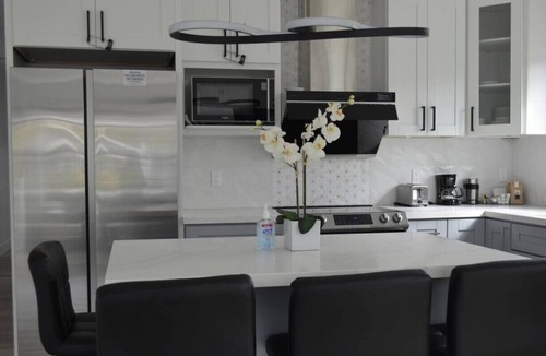 Dimond House | Dimond Abode #1 Modern 2BR/2BA with EV Charger