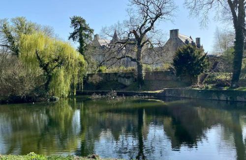 Taden Apartment | Dinan « La vie de château » manoir XIe parc étang