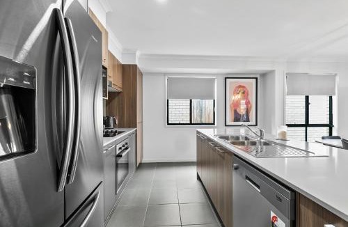 Caboolture South House | Dingo Den!