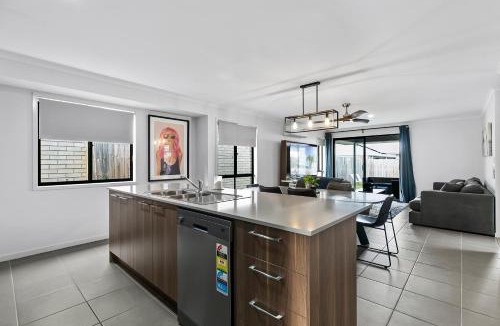 Caboolture South House | Dingo Den!