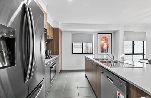 Caboolture South House | Dingo Den!