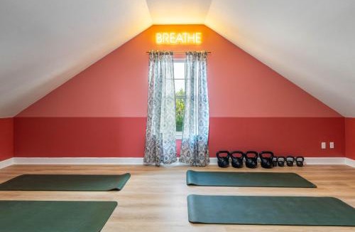 Austin House | Dink Dip & Dream - Pickleball - Pool - Putt Putt