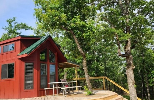 Rattan Cabin | Dinosaur Valley Disc Golf Course Cabin 1