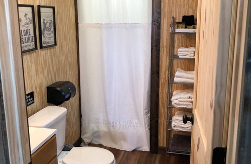 Glen Rose Cabin | Dinosaur Valley RV Park Cabin 2