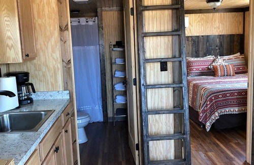 Glen Rose Cabin | Dinosaur Valley RV Park Cabin 5