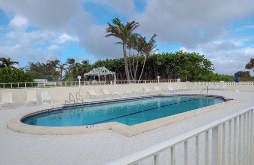 Palm Beach Shores Condo | Direct Beach Access - Poolside Coastal Condo