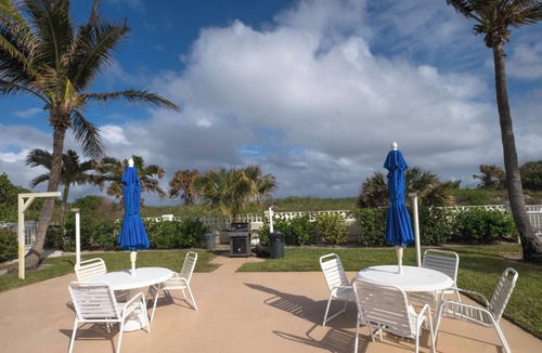 Palm Beach Shores Condo | Direct Beach Access - Poolside Coastal Condo