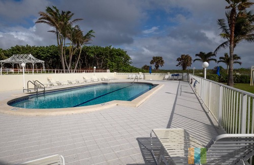 Palm Beach Shores Condo | Direct Beach Access - Poolside Coastal Condo