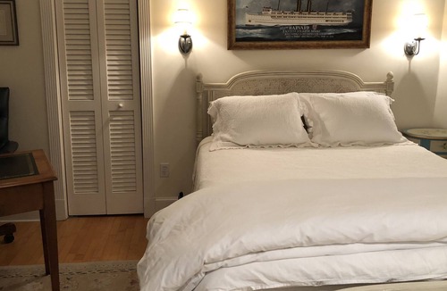 Easton's Point House | Direct Beachfront -- Newport's Easton's Beach