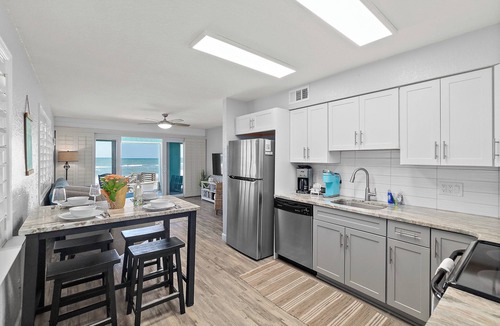 Painters Hill House | Direct Beachfront Deck | Grill | 2 Queen Beds