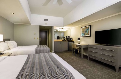 Waynesville Hotel | Direct Golf Course View + Pool. Gym. Dining.