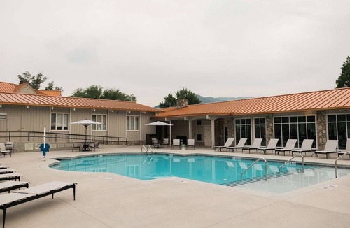 Waynesville Hotel | Direct Golf Course View + Pool. Gym. Dining.