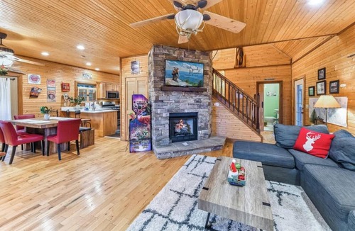 Dandridge Cabin | Direct Lakefront | 8 Private Acres | Private Dock