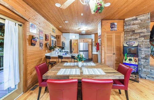 Dandridge Cabin | Direct Lakefront | 8 Private Acres | Private Dock