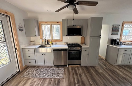 Kent Cottage | Direct Lakefront Cottage, Modern 2-bedrm Cottage in Point Breeze with WiFi & AC