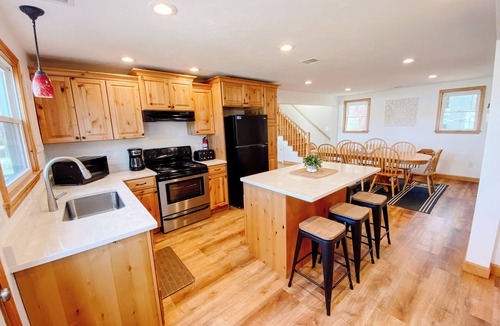 The Bays House | Direct Lakefront Retreat/Prime Summer Weeks/Mountain Views/Private Dock