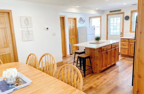 The Bays House | Direct Lakefront Retreat/Prime Summer Weeks/Mountain Views/Private Dock