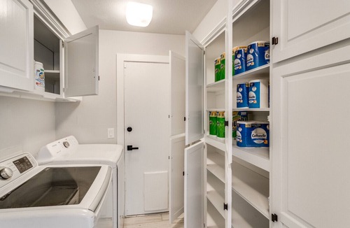 Oklahoma City Villa | Direct Lakefront Access 🏞️ | Ultimate Game Room 🎱 | Fishing🎣 | Dog Friendly🐶