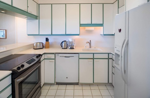 Diamond Head - Kapahulu - St. Louis Condo | Direct Ocean Beachfront! One bedroom one bath one parking!