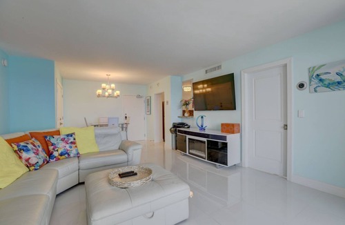 Galt Mile Condo | DIRECT OCEAN VIEWS with Balcony on the beach.