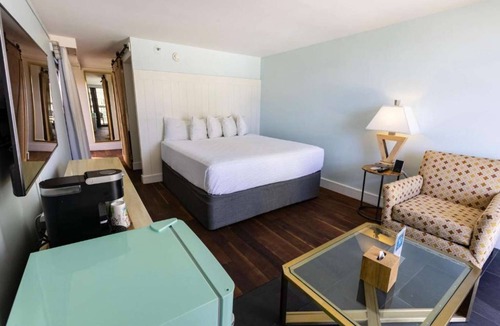 Waikiki Hotel | Direct Ocean Views + Infinity Pool. Sauna. Bar.
