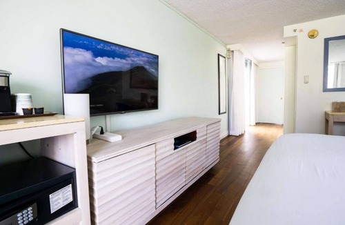 Waikiki Hotel | Direct Ocean Views + Infinity Pool. Sauna. Bar.