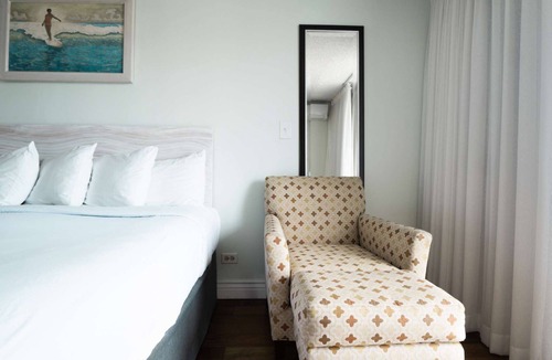 Waikiki Hotel | Direct Ocean Views + Infinity Pool. Sauna. Bar.